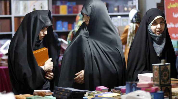 Femeile iraniene, controlate de autorități prin camere de luat vederi în locurile publice pentru a vedea dacă poartă hijab