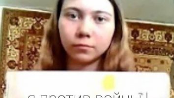 Fetița rusă care a făcut un desen anti-război la școală a părăsit orfelinatul alături de mama sa. Tatăl se află în închisoare