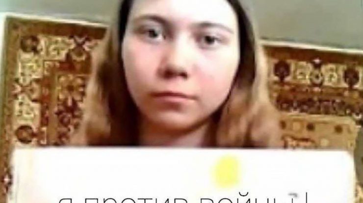 Fetița rusă care a făcut un desen anti-război la școală a părăsit orfelinatul alături de mama sa. Tatăl se află în închisoare