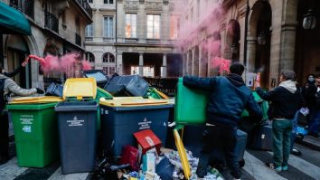Franța nu scapă de grevă. Protestatarii baricadează Consiliul Constituțional folosind coșuri de gunoi