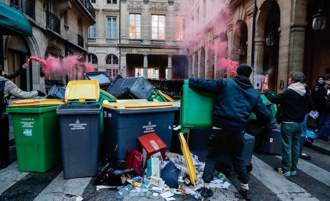 Franța nu scapă de grevă. Protestatarii baricadează Consiliul Constituțional folosind coșuri de gunoi