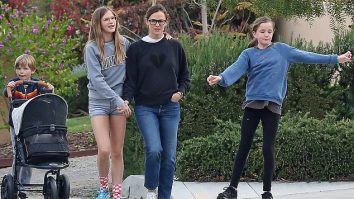 Jennifer Garner dezvăluie că cei trei copii ai ei sunt reticenți să se uite la filmele ei: „Este ciudat să te uiți la mama ta cum sărută pe cineva sau cum plânge”