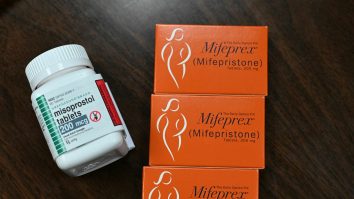 Curtea Supremă a SUA menține accesul larg la pilula pentru avort. Ce spune Joe Biden