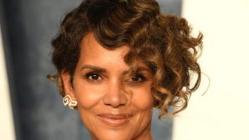 FOTO. Halle Berry, lăudată de fani după ce a postat o imagine nud în care bea vin pe balcon: „Fii tu tare și mândră”
