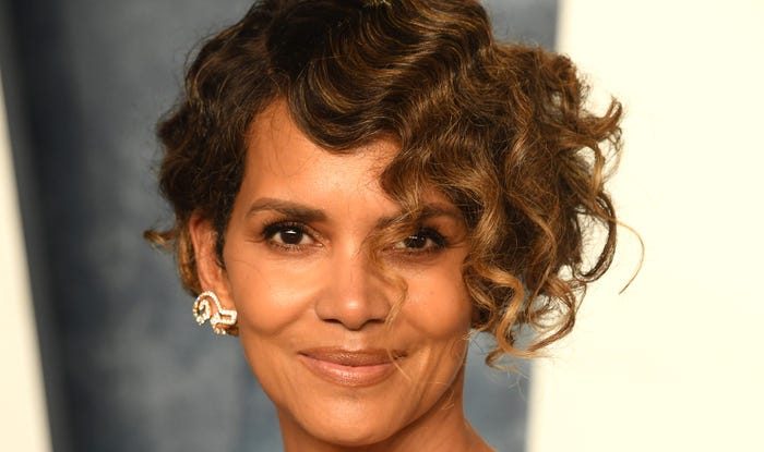 FOTO. Halle Berry, lăudată de fani după ce a postat o imagine nud în care bea vin pe balcon: „Fii tu tare și mândră”