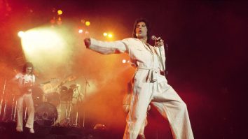 FOTO. Colecția lui Freddie Mercury, scoasă la licitație. Cu cât se vinde pieptănul pentru mustață al artistului