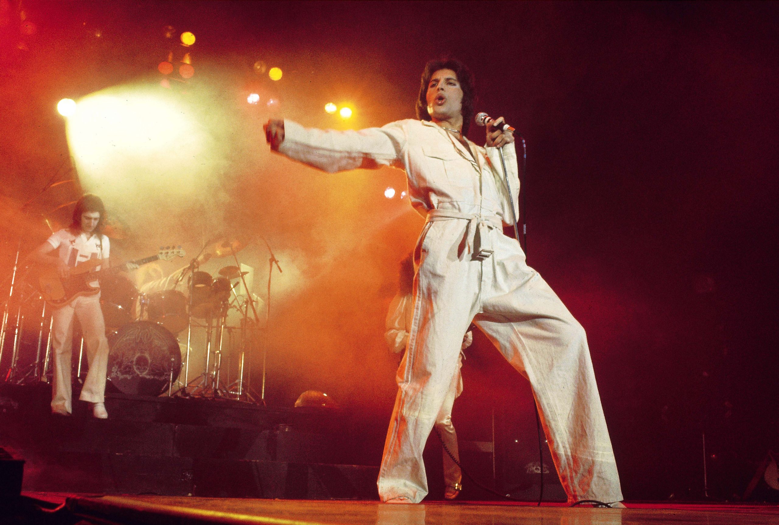 FOTO. Colecția lui Freddie Mercury, scoasă la licitație. Cu cât se vinde pieptănul pentru mustață al artistului