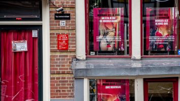 Amsterdam vrea să mute bordelurile din Cartierul Roșu. Noi reguli pentru a preveni excesele turiștilor și a menține orașul locuibil