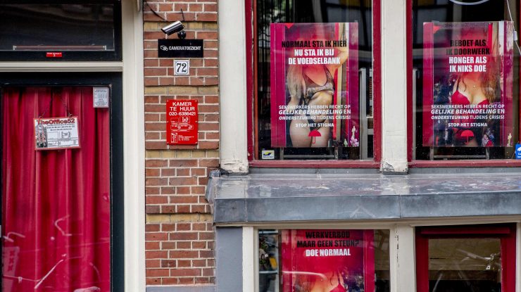 Amsterdam vrea să mute bordelurile din Cartierul Roșu. Noi reguli pentru a preveni excesele turiștilor și a menține orașul locuibil