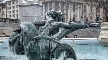 FOTO. Statuia unei sirene provoacă discuții aprinse într-un oraș italian: ,,Pe cine ar fi putut ea inspira? Kim Kardashian?”