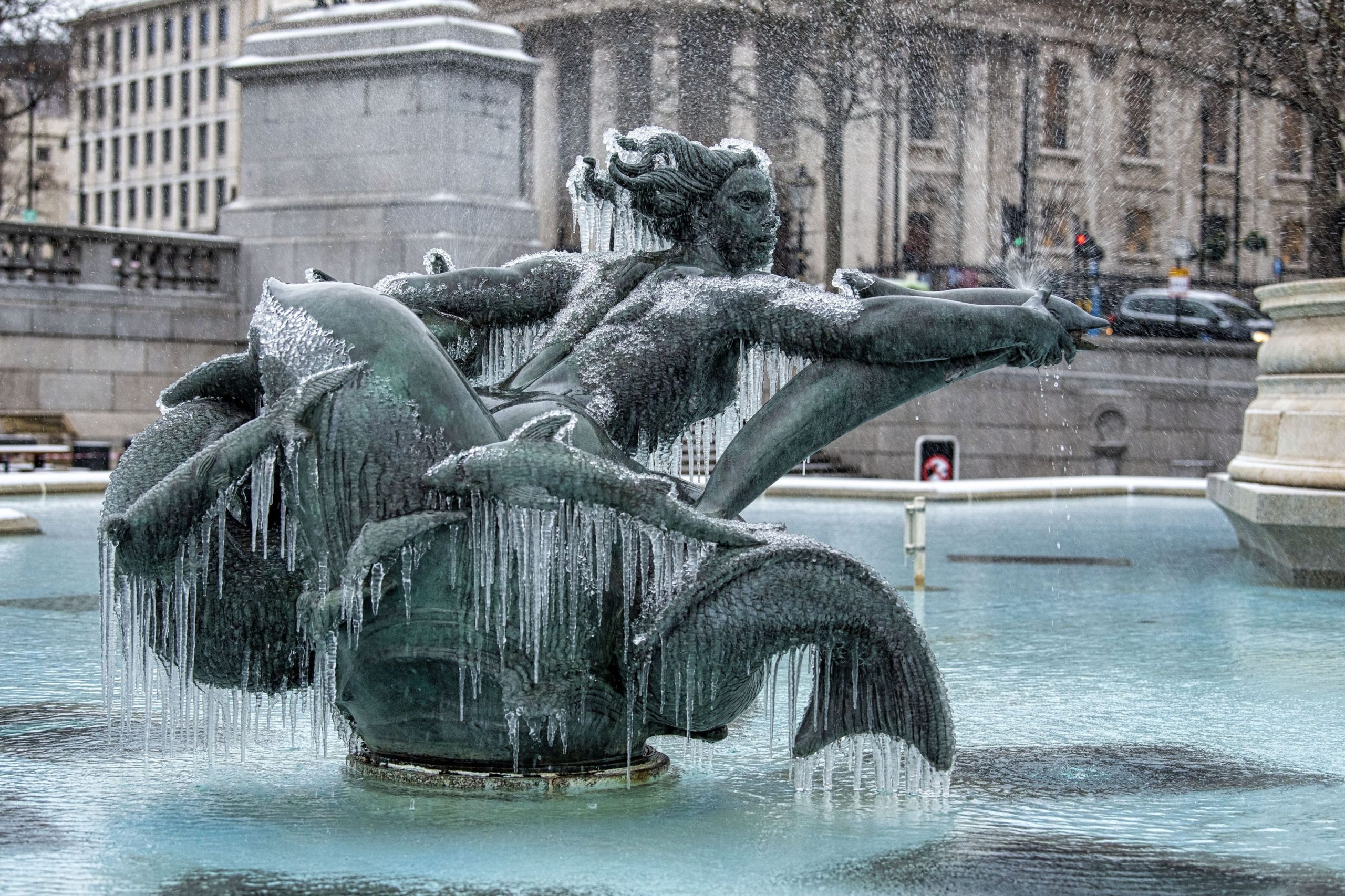 FOTO. Statuia unei sirene provoacă discuții aprinse într-un oraș italian: ,,Pe cine ar fi putut ea inspira? Kim Kardashian?”
