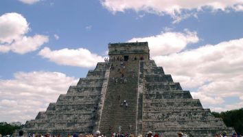 FOTO. Arheologii au descoperit o tabelă de marcaj din piatră la Chichen Itza. La ce o foloseau mayașii