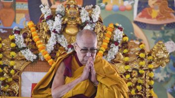 Dalai Lama, în mijlocul unei controverse după ce a sărutat un băiat și i-a spus să-i ,,sugă limba”