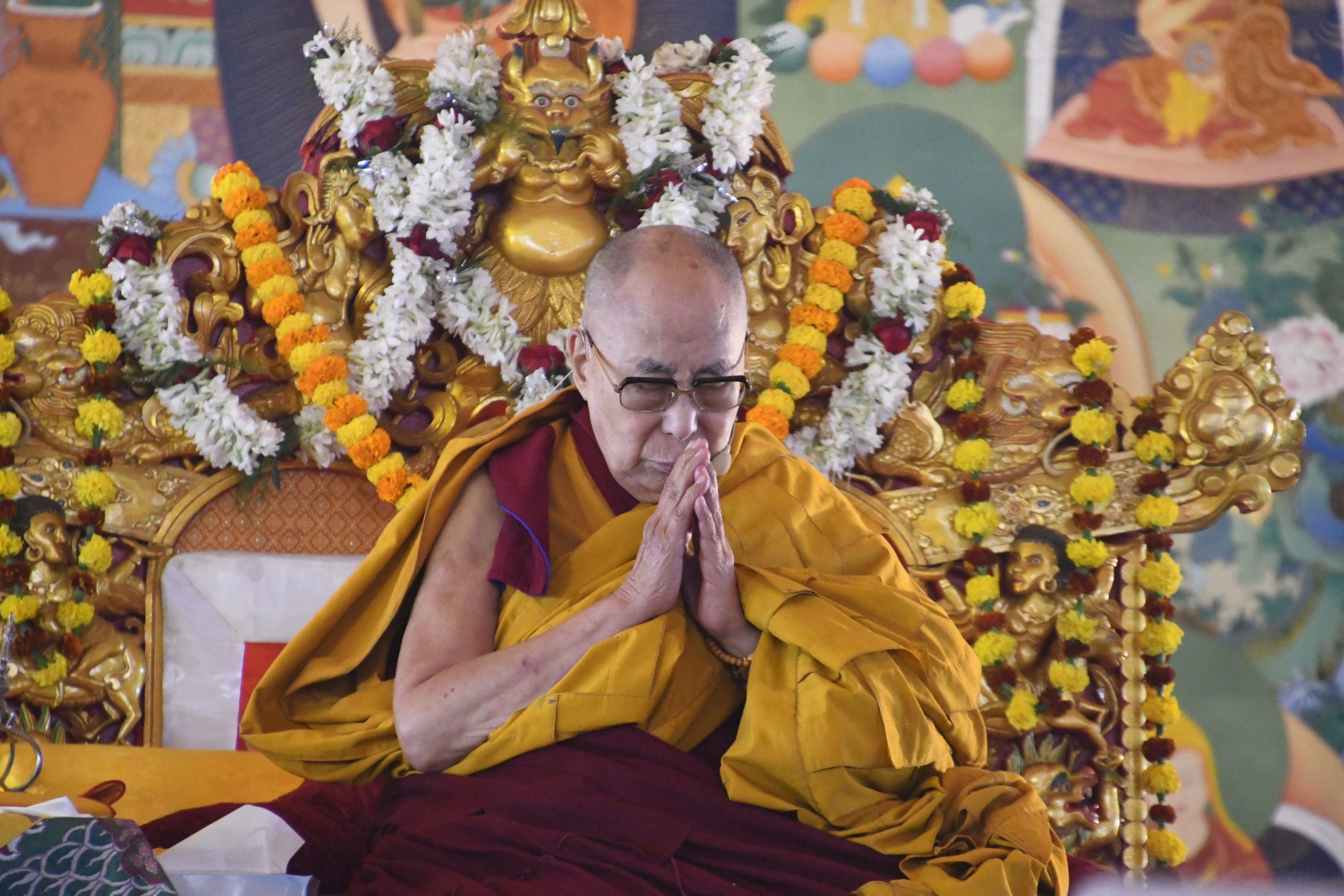 Dalai Lama, în mijlocul unei controverse după ce a sărutat un băiat și i-a spus să-i ,,sugă limba”