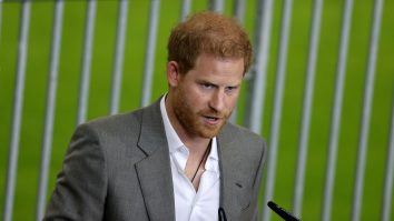 Prințul Harry a fost numit „ostaticul lui Meghan Markle” de către asistenții regali. Ce spune un autor regal