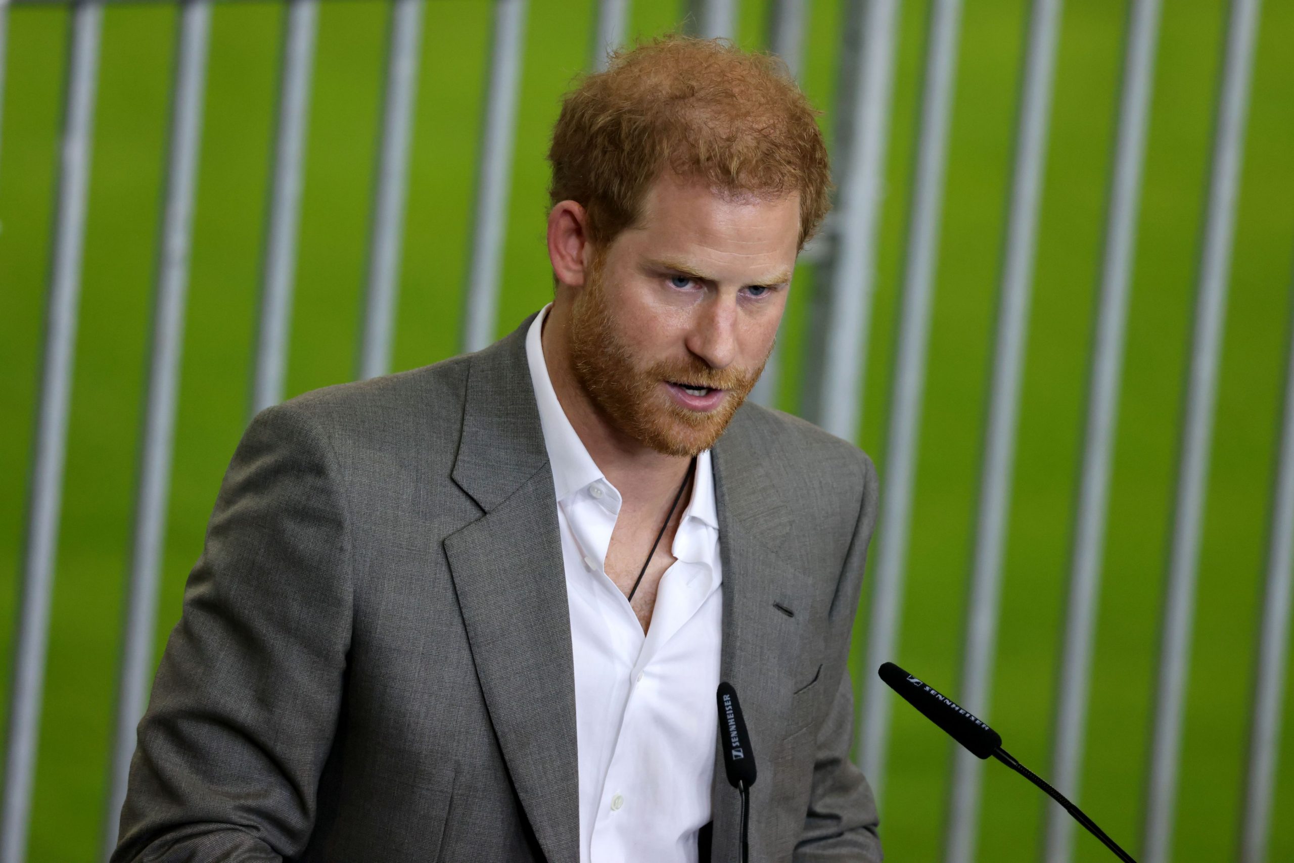 Prințul Harry a fost numit „ostaticul lui Meghan Markle” de către asistenții regali. Ce spune un autor regal