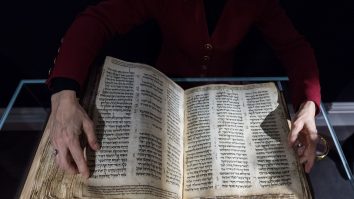 Un capitol din Biblie, nemaivăzut până acum, a fost descoperit folosind lumina UV