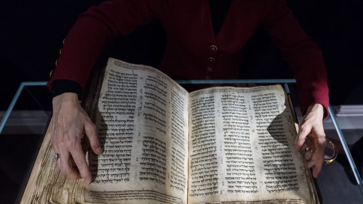 Un capitol din Biblie, nemaivăzut până acum, a fost descoperit folosind lumina UV