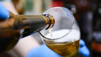 Un spaniol, concediat pentru că a consumat alcool în timpul serviciului, a dat în judecată compania. Ce a decis instanța