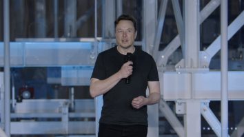 Elon Musk a anunțat că, până la sfârşitul anului, vrea să implanteze primul cip în creierul unui om