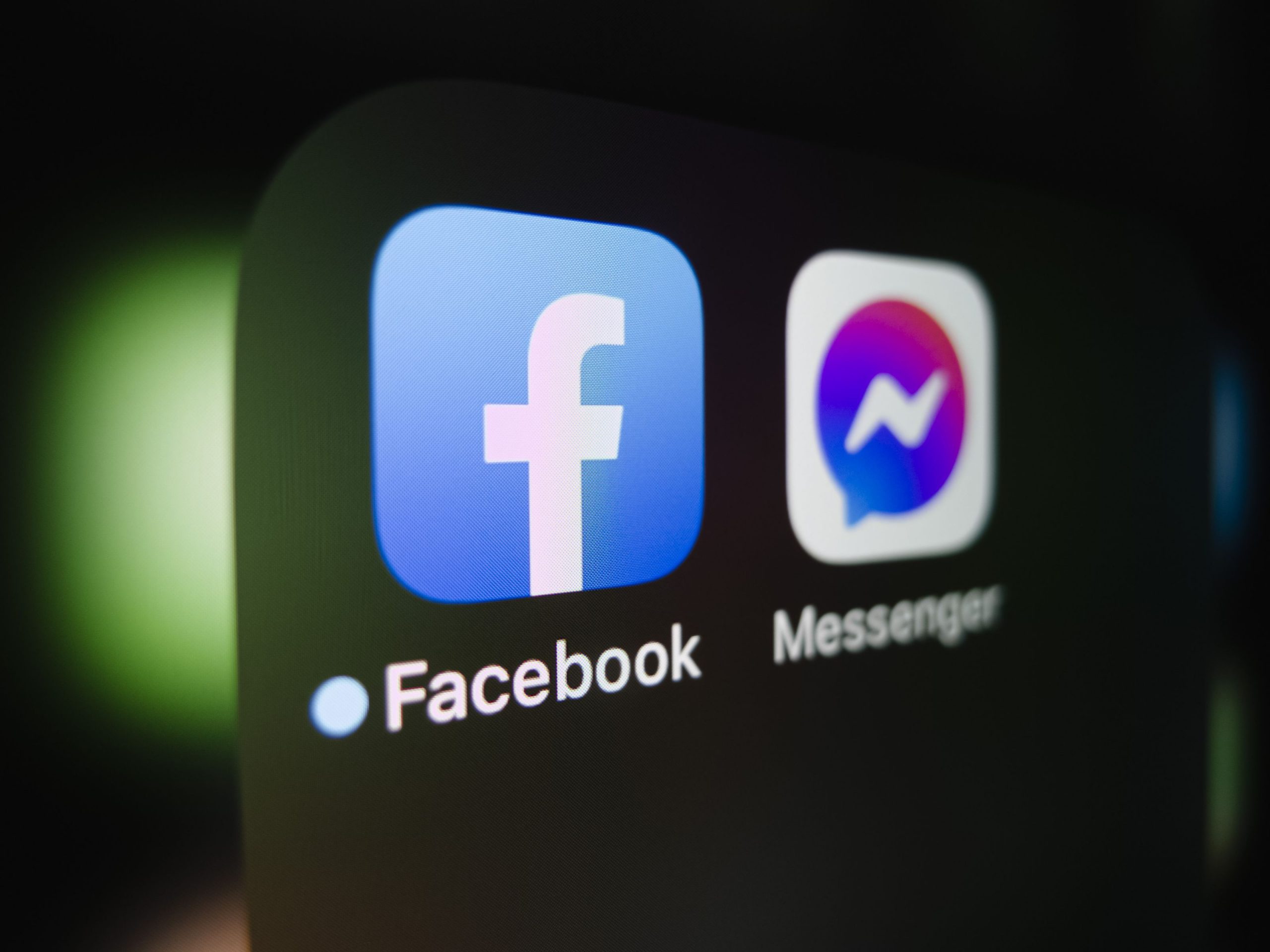 A picat Facebook. Ce probleme raportează utilizatorii