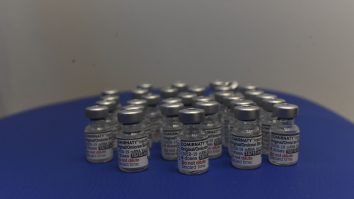 Dosarul de 27 de volume al DNA: „Au fost cumpărate doze de vaccin în cantități uriașe fără nicio explicație logică”. În total – 90,3 milioane de doze, la o populație eligibilă pentru vaccinare de 10,7 milioane. România a vrut să cumpere chiar mai mult vaccin: aproape 6 doze pentru fiecare dintre cei 18,9 milioane de români cu vârsta de peste 2 ani