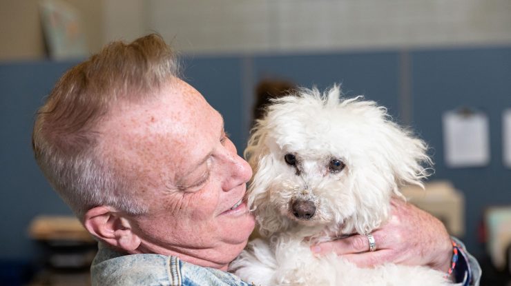 FOTO. Un producător de jucării din Filipine creează replici realiste din pluș ale animalelor de companie moarte. Cât costă una