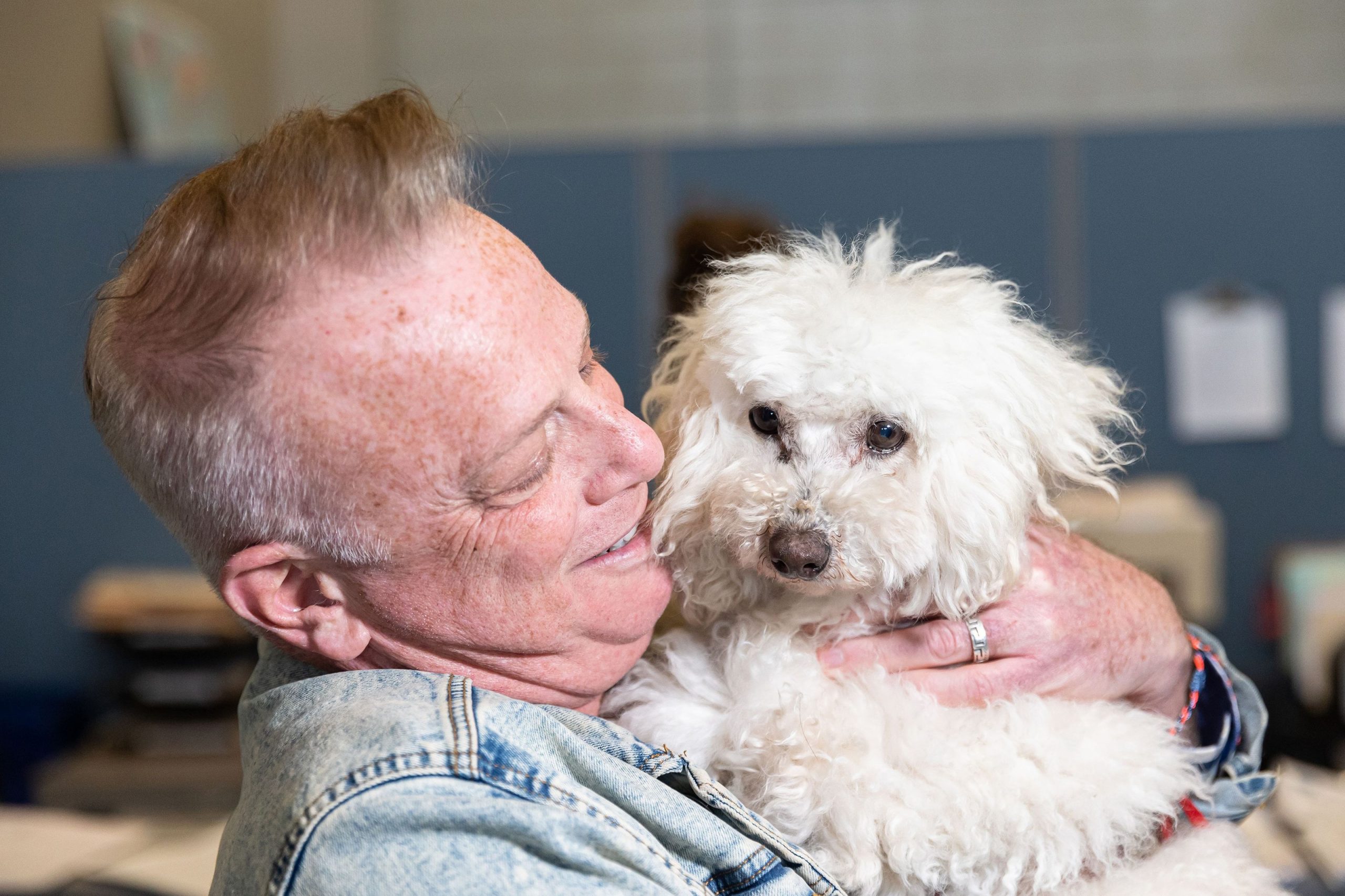 FOTO. Un producător de jucării din Filipine creează replici realiste din pluș ale animalelor de companie moarte. Cât costă una