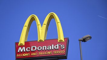 VIDEO. McDonald’s anunță noi modificări. Marele lanț de magazine fast-food își schimbă celebrul burger