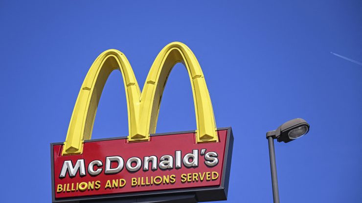 VIDEO. McDonald’s anunță noi modificări. Marele lanț de magazine fast-food își schimbă celebrul burger