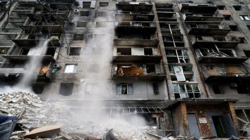 Imaginea cu femeia însărcinată cărată pe targă după bombardarea maternității din Mariupol, desemnată fotografia anului