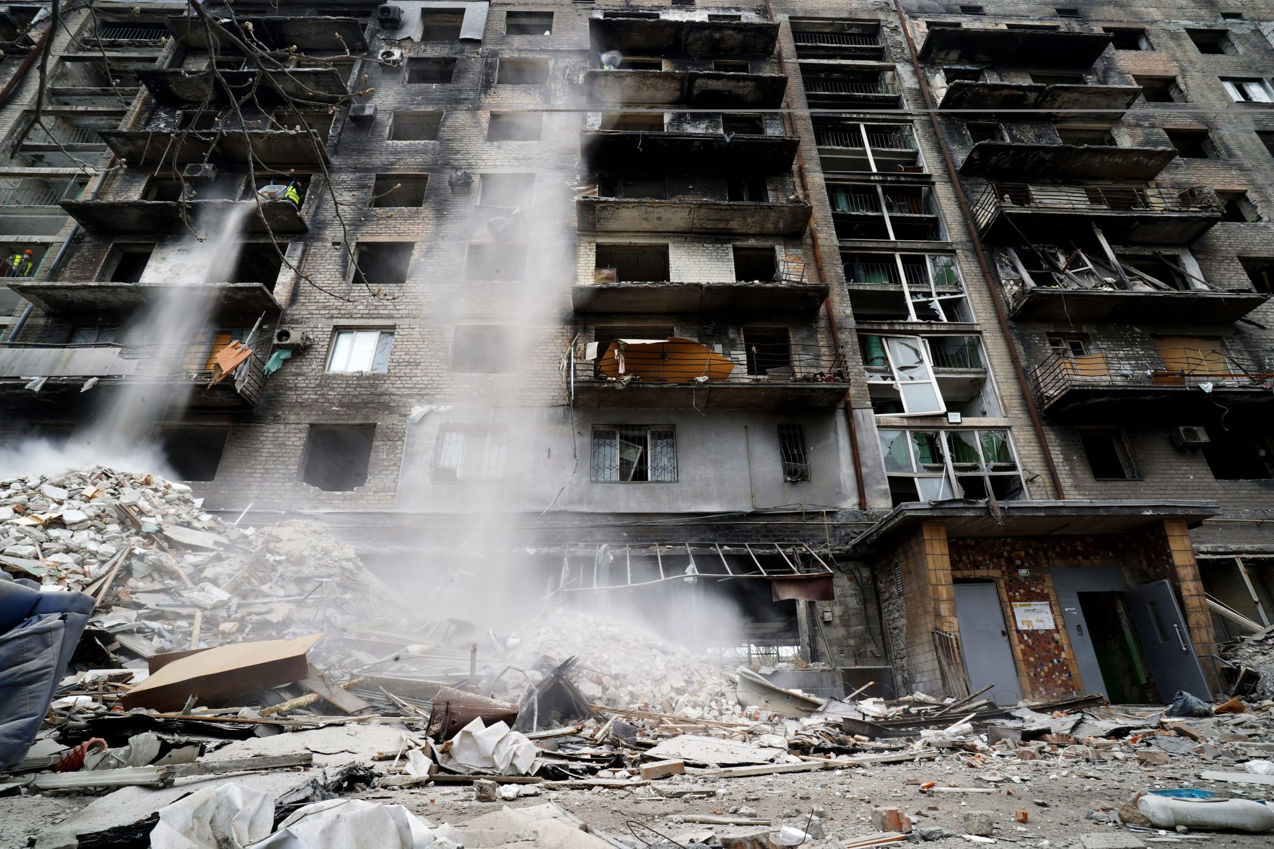 Imaginea cu femeia însărcinată cărată pe targă după bombardarea maternității din Mariupol, desemnată fotografia anului