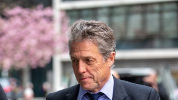 Actorul Hugh Grant acuză The Sun că i-a spart casa și i-a hackuit telefonul