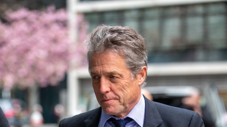 Actorul Hugh Grant acuză The Sun că i-a spart casa și i-a hackuit telefonul