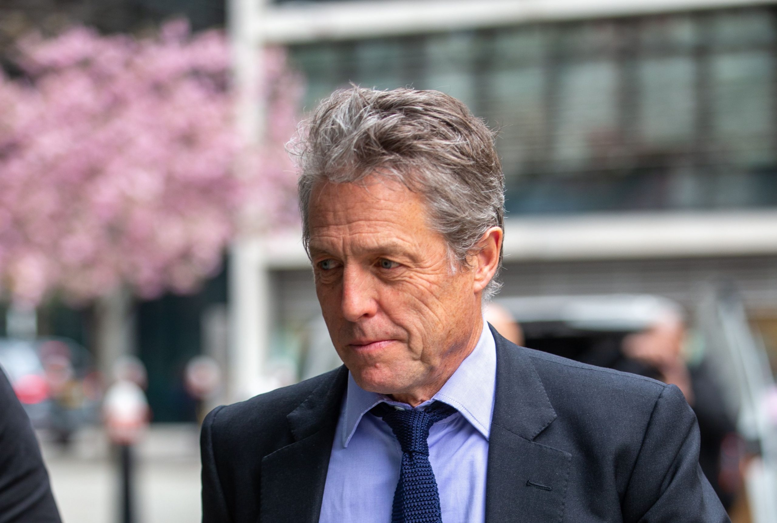 Actorul Hugh Grant acuză The Sun că i-a spart casa și i-a hackuit telefonul