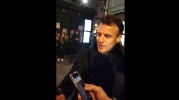 VIDEO. Emmanuel Macron, surprins cântând pe străzile din Paris după discursul despre reforma pensiilor