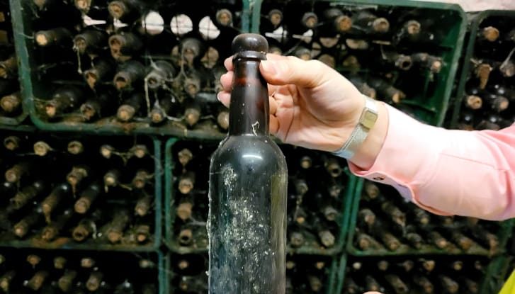 Berea care a fost fabricată pentru încoronarea lui Edward al VIII-lea, pusă la vânzare. De unde poți cumpăra băutura