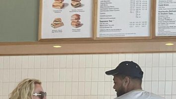 FOTO. Britney Spears a fost văzută cu un bărbat de la securitate în vacanță. Vedeta a renunțat să mai poarte verighetă