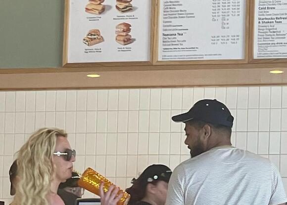 FOTO. Britney Spears a fost văzută cu un bărbat de la securitate în vacanță. Vedeta a renunțat să mai poarte verighetă