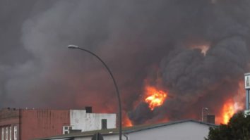 VIDEO. Incendiu la două depozite din centrul orașului Hamburg. Aproximativ 140 de persoane au fost evacuate