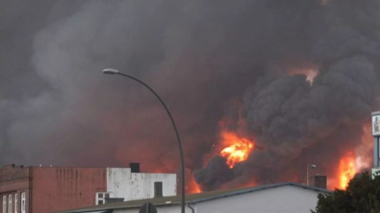 VIDEO. Incendiu la două depozite din centrul orașului Hamburg. Aproximativ 140 de persoane au fost evacuate