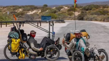 FOTO|VIDEO. Un cuplu de români a traversat Australia pe triciclete, de la Oceanul Pacific la Oceanul Indian