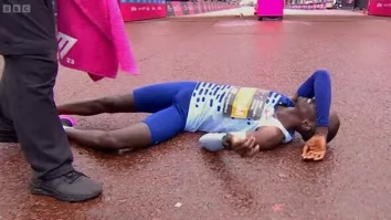 FOTO. Maratonul de la Londra: Câștigătorul s-a prăbușit la pământ din cauza efortului uriaș