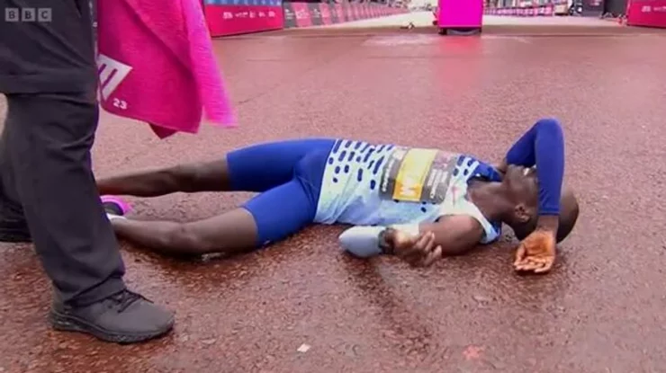 FOTO. Maratonul de la Londra: Câștigătorul s-a prăbușit la pământ din cauza efortului uriaș