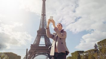 Influencerii francezi riscă până la doi ani de închisoare dacă nu anunță când au fost plătiți să promoveze produse