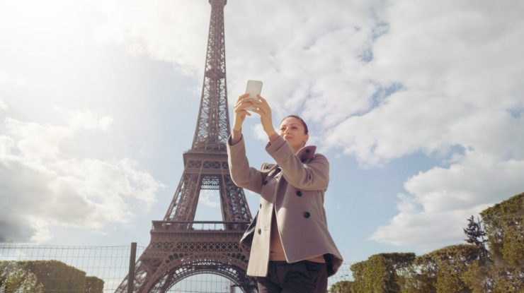 Influencerii francezi riscă până la doi ani de închisoare dacă nu anunță când au fost plătiți să promoveze produse