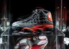 FOTO. Încă un record pentru MJ. O pereche de sneakers purtată la finala NBA din 1998, vândută la licitaţie pentru 2,2 milioane de dolari