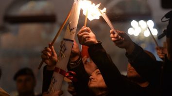 Lumina Sfântă de la Ierusalim, adusă cu avionul în România. Cine conduce delegația Patriarhiei