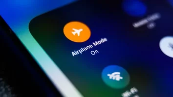 Care este adevăratul motiv pentru care trebuie să pui telefonul pe mod avion atunci când zbori. Ce arată cercetările