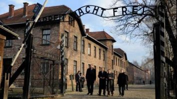 FOTO. Muzeul Auschwitz emite un avertisment după ce a identificat o fotografie „nerespectuoasă” a unui turist
